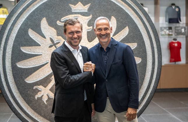 01 06 2026, xfux, Fussball 1 Bundesliga, Eintracht Frankfurt Press conference for the presentation of Adolf Adi Hütter Huetter as new head coach v l Sport Vorstand Markus Kroesche Krösche Director of Sports Eintracht Frankfurt , Trainer Adolf Adi Hütter Huetter Eintracht Frankfurt zautz DFL DFB REGULATIONS PROHIBIT ANY USE OF PHOTOGRAPHS as IMAGE SEQUENCES and or QUASI VIDEO Frankfurt am Main