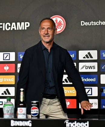 01 06 2026, xfux, Fussball 1 Bundesliga, Eintracht Frankfurt Press conference to present Adolf Adi Hütter Huetter as new head coach v l Trainer Adolf Adi Hütter Huetter Eintracht Frankfurt zautz DFL DFB REGULATIONS PROHIBIT ANY USE OF PHOTOGRAPHS as IMAGE SEQUENCES and or QUASI VIDEO Frankfurt am Main