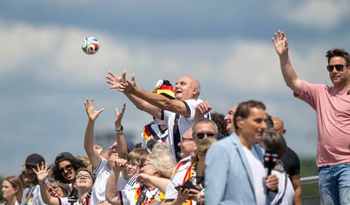 Soccer, men, season 2025 2026, DFB Campus in Frankfurt, training of the German national team, test match of the reserves against Finland over 2 x 25 minutes, players and coaches threw balls to the fans, 01 06 2026, Copyright: xMatthiasxKochx