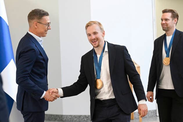 LKS 20260601 Finnish President Alexander Stubb (L) shakes hands with Sakari Manninen as he meets Finland s Ice hockey, Eishockey team in Mäntyniemi residence in Helsinki, Finland on June 1, 2026. Finland won IIHF Ice Hockey Men s World Championship, WM, Weltmeisterschaft final match between Switzerland and Finland yesterday in Zurich. - MARKKU ULANDER Helsinki Finland fd0d52HZko0  Copyright: xMarkkuxUlanderx fd0d52HZko0