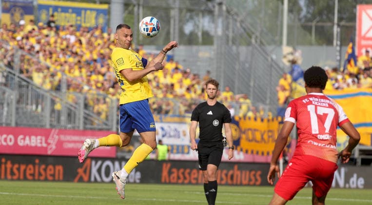 01 06 2026, xfsx, Men, Soccer, Season 2025 2026, Promotion games to 3 League, Play Offs FC Wuerzburger Kickers 1 FC Lokomtive Leipzig v li Djamal Ziane 1 FC Lokomotive Leipzig , Liam Omore FC Wuerzburger Kickers Wuerzburg tectake ARENA Bayern Germany