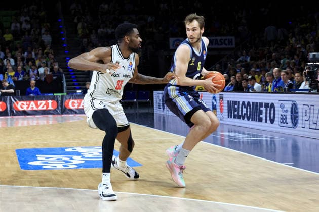 DEU, easyCredit BBL, ALBA vs BMA365 Bamberg Baskets, 01 06 2026, Uber Arena, Berlin, DEU, easyCredit BBL, ALBA vs BMA365 Bamberg Baskets, pictured MALTE DELOW ALBA Berlin 6 , Ejifor Onu Bamberg 35 nordphotoxGmbHx xEngler nph00076