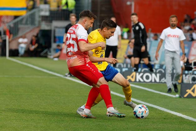 f l n r Dominik Meisel Würzburger Kickers and Alexander Siebeck Lokomotive Leipzig in the second leg of the promotion match to the 3 Liga between FC Würzburger Kickers and 1 FC Lok Leipzig at the AKON Arena am Dallenberg, Würzburg, Germany, on June 1, 2026 DFB DFL REGULATIONS PROHIBIT ANY USE OF PHOTOGRAPHS AS IMAGE SEQUENCES AND OR QUASI VIDEO, Copyright: HMBxMedia xHeikoxBecker