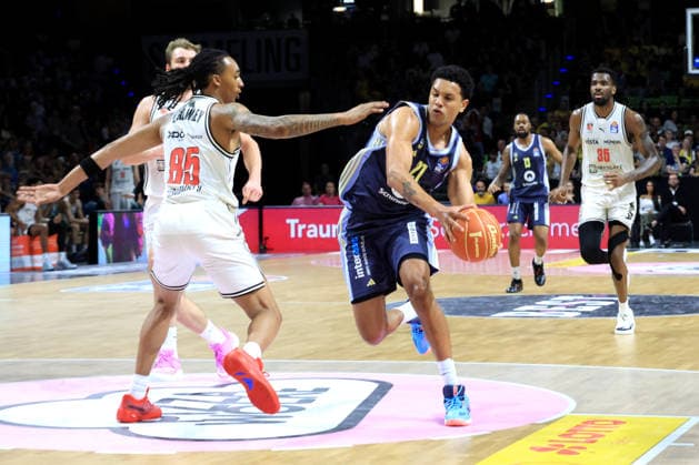 DEU, easyCredit BBL, ALBA vs BMA365 Bamberg Baskets, 01 06 2026, Uber Arena, Berlin, DEU, easyCredit BBL, ALBA vs BMA365 Bamberg Baskets, in the picture Michael Rataj ALBA Berlin 21 , Ejifor Onu Bamberg 35 nordphotoxGmbHx xEngler nph00076