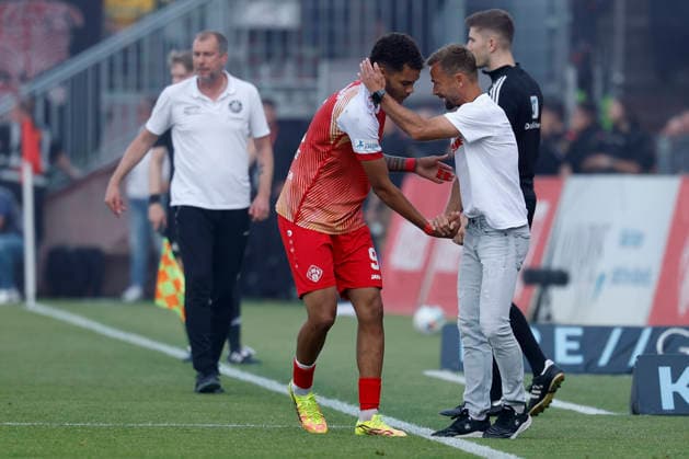 f l n r Goal scorer Jermain Nischalke Würzburger Kickers and coach Michael Schiele Würzburger Kickers cheering after the goal for 1 0, cheering, cheering, cheering, emotions in the second leg of the promotion match to the 3 Liga between FC Würzburger Kickers and 1 FC Lok Leipzig at the AKON Arena am Dallenberg, Würzburg, Germany, on June 1, 2026 DFB DFL REGULATIONS PROHIBIT ANY USE OF PHOTOGRAPHS AS IMAGE SEQUENCES AND OR QUASI VIDEO, Copyright: HMBxMedia xHeikoxBecker