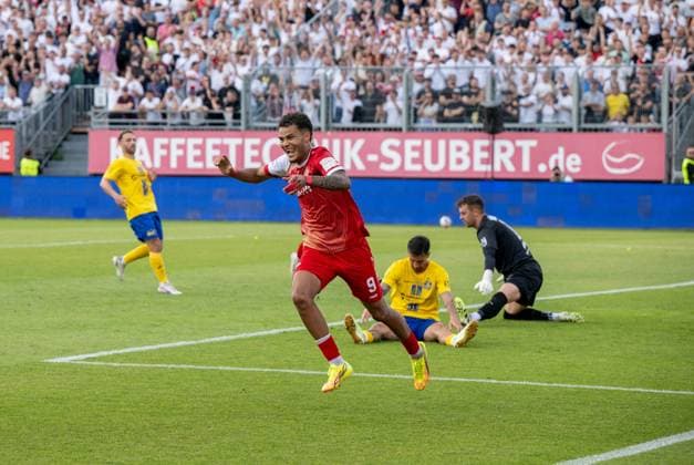 Soccer, Men, Season 2025 2026, Promotion match to 3 Liga second leg , Würzburger Kickers 1 FC Lok Leipzig, Jermain Nischalke Würzburger Kickers , Cheering after goal to 1 0, behind Filip Kusic Lok Leipzig and goalkeeper Andreas Naumann Lok Leipzig , 01 06 2026, Copyright: xMatthiasxKochx