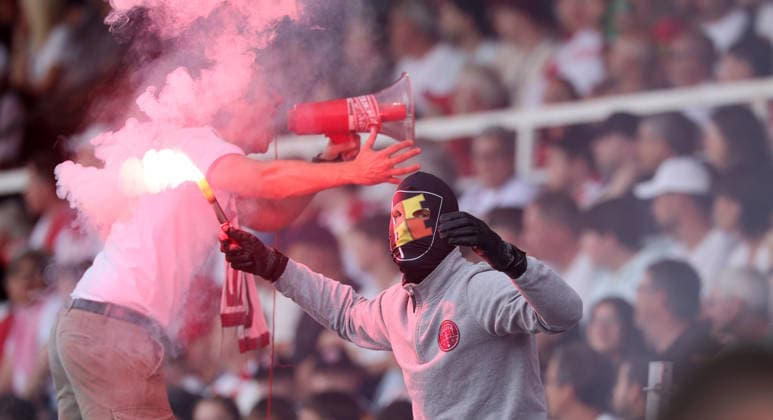 Würzburg, 01 06 2026, Stadion am Dallenberg, Fußball, Aufstiegspiele zur 3 Liga, Rückspiel , FWK Würzburger Kickers vs 1 FC Lok Leipzig , Im Bild Fans von Würzburg zünden Bengalos , Nur zur redaktionellen Nutzung Only editorial use NOFV DFB regulations prohibit any use of photographs as image sequences and or quasi video , Picture Point