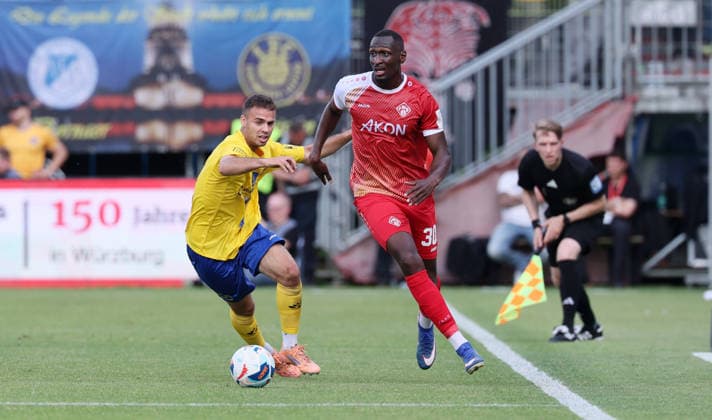 Würzburg, 01 06 2026, Stadion am Dallenberg, Fußball, Aufstiegspiele zur 3 Liga, Rückspiel , FWK Würzburger Kickers vs 1 FC Lok Leipzig , In the picture from left Farid Abderrahmane 8, Lok and Tarsis Bonga 30, Würzburg , Nur zur redaktionellen Nutzung Only editorial use NOFV DFB regulations prohibit any use of photographs as image sequences and or quasi video , Picture Point