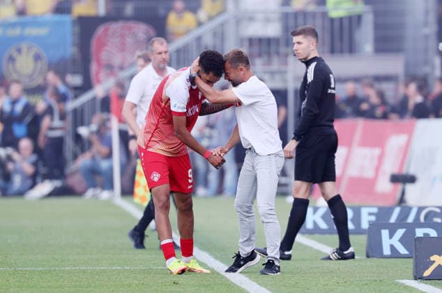 Würzburg, 01 06 2026, Stadion am Dallenberg, Fußball, Aufstiegspiele zur 3 Liga, Rückspiel , FWK Würzburger Kickers vs 1 FC Lok Leipzig , Tor für Würzburg zum 1 0 Im Bild Torschütze Jermain Nischalke 9, Würzburg und Trainer Michael Schiele Würzburg , Torjubel , Nur zur redaktionellen Nutzung Only editorial use NOFV DFB regulations prohibit any use of photographs as image sequences and or quasi video , Picture Point