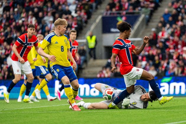 260601 Daniel Svensson and goalkeeper Jacob Widell Zetterström of Sweden against Oscar Bobb of Norway during the international friendly football match between Norway and Sweden on June 1, 2026 in Oslo Photo Joel Marklund BILDBYRAN kod JM JM0820 bbeng fotboll football soccer fotball träningslandskamp privatlandskamp landskamp international friendly norge norway sverige sweden sverige a  Copyright: JOELxMARKLUND BB260601JM061