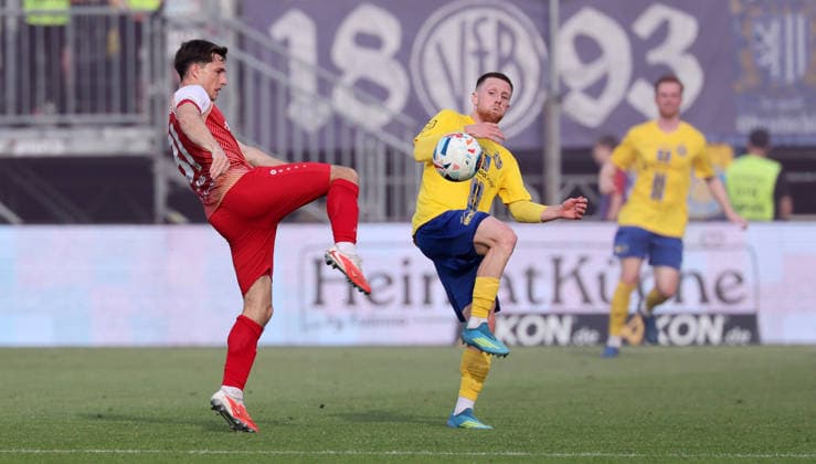 Würzburg, 01 06 2026, Stadion am Dallenberg, Fußball, Aufstiegspiele zur 3 Liga, Rückspiel , FWK Würzburger Kickers vs 1 FC Lok Leipzig , Im Bild von links Tim Kraus 31, Würzburg und Dorian Cevis 22, Lok , Nur zur redaktionellen Nutzung Only editorial use NOFV DFB regulations prohibit any use of photographs as image sequences and or quasi video , Picture Point