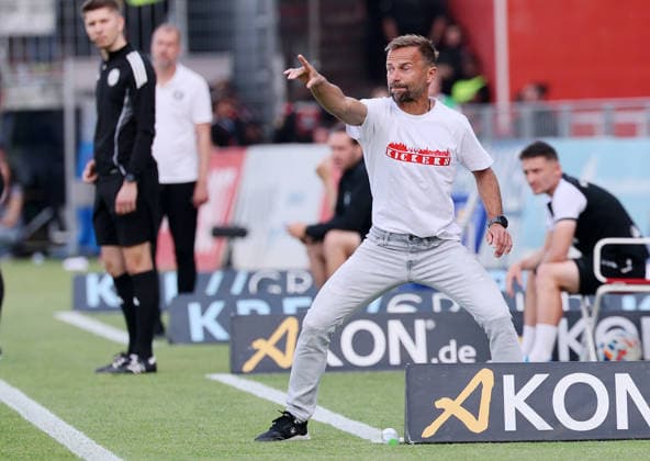 Würzburg, 01 06 2026, Stadion am Dallenberg, Fußball, Aufstiegspiele zur 3 Liga, Rückspiel , FWK Würzburger Kickers vs 1 FC Lok Leipzig , Im Bild Trainer Michael Schiele Würzburg , Nur zur redaktionellen Nutzung Only editorial use NOFV DFB regulations prohibit any use of photographs as image sequences and or quasi video , Picture Point