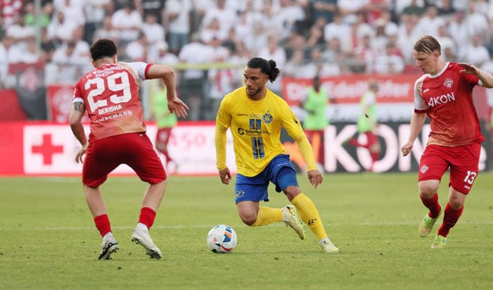 Würzburg, 01 06 2026, Stadion am Dallenberg, Fußball, Aufstiegspiele zur 3 Liga, Rückspiel , FWK Würzburger Kickers vs 1 FC Lok Leipzig , Im Bild von links Dion Berisha 29, Würzburg , Malik McLemore 10, Lok und Philipp Ochs 13, Würzburg , Nur zur redaktionellen Nutzung Only editorial use NOFV DFB regulations prohibit any use of photographs as image sequences and or quasi video , Picture Point
