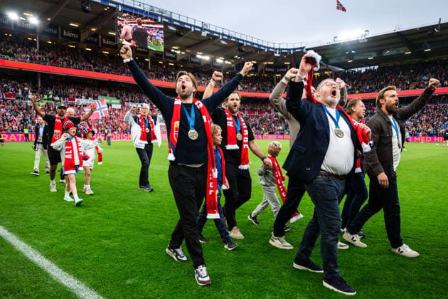 260601 Players of the Norweigan national ice hockey team celebrated after their bronze medal in IIHF Ice Hockey World Championship at half time of the international friendly football match between Norway and Sweden on June 1, 2026 in Oslo Photo Marius Simensen BILDBYRAN COP 238 JM0820 bbeng fotboll football soccer fotball träningslandskamp privatlandskamp landskamp international friendly norge norway sverige sweden sverige a  Copyright: MARIUSxSIMENSEN BB260601BB838