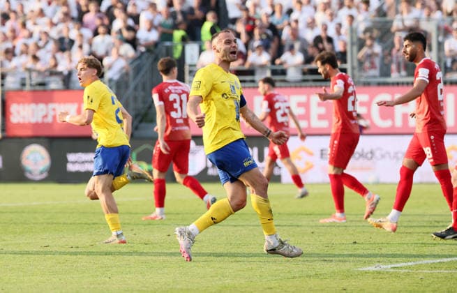 Würzburg, 01 06 2026, Stadion am Dallenberg, Fußball, Aufstiegspiele zur 3 Liga, Rückspiel , FWK Würzburger Kickers vs 1 FC Lok Leipzig , Tor für Lok Leipzig zum 1 1 Im Bild Torschütze Djamal Ziane 13, Lok , Torjubel , Nur zur redaktionellen Nutzung Only editorial use NOFV DFB regulations prohibit any use of photographs as image sequences and or quasi video , Picture Point