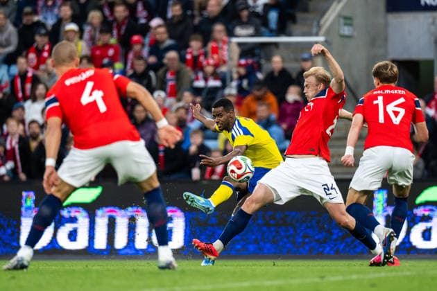 260601 Alexander Isak of Sweden scores 3 1 behind Sondre Langas and Marcus Holmgren Pedersen of Norway during the international friendly football match between Norway and Sweden on June 1, 2026 in Oslo Photo Joel Marklund BILDBYRAN kod JM JM0820 bbeng fotboll football soccer fotball träningslandskamp privatlandskamp landskamp international friendly norge norway sverige sweden sverige a  Copyright: JOELxMARKLUND BB260601JM118