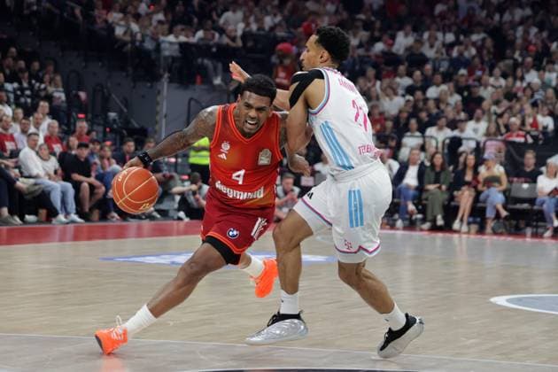 Bayerns 4 Xavier RATHAN MAYES vs Bonns 21 AMINU Basketball, Bayern Bonn Bundesliga, FC Bayern Basketball Telekom Baskets Bonn, Playoff Semifinal, 2 Game, Season 2025 2026, 1 06 2026, in Munich, S A P G A R D E N, Germany Source Copyright Credit Oryk HAIST xBASKETBALL-BAYERN-BONNx