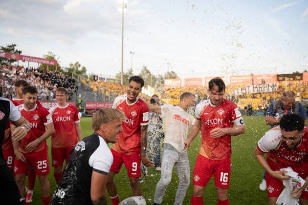 01 06 2026, xhfmx, Soccer Relegation 3 Liga, Kickers Wuerzburg 1 FC Lok Leipzig Wuerzburg celebrates promotion to the 3 Liga DFL DFB REGULATIONS PROHIBIT ANY USE OF PHOTOGRAPHS as IMAGE SEQUENCES and or QUASI VIDEO Wuerzburg