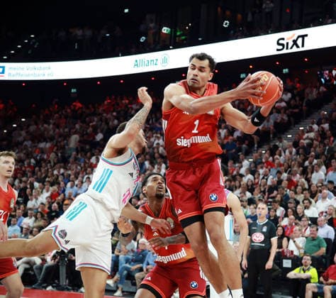 from left Alijah COMITHIER Bonn , Oscar da SILVA Muenchen , Mens Basketball Bundesliga, 2025 26, play off semi-final, second match, FC Bayern Muenchen Basketball vs Telekom Baskets Bonn, SAP Garden3, 01 06 26 Copyright: WolfgangxFehrmann