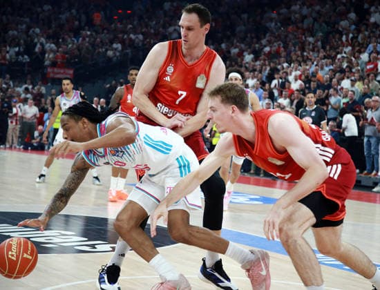 from left front Jalen FINCH Bonn , Justus HOLLATZ Muenchen , Mens Basketball Bundesliga, 2025 26, play off semi-final, second game, FC Bayern Muenchen Basketball vs Telekom Baskets Bonn, SAP Garden3, 01 06 26 Copyright: WolfgangxFehrmann