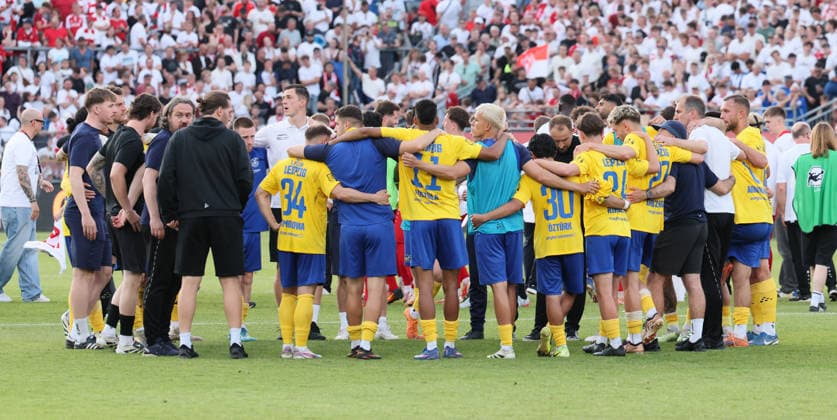 Würzburg, 01 06 2026, Stadion am Dallenberg, Fußball, Aufstiegspiele zur 3 Liga, Rückspiel , Würzburger Kickers vs 1 FC Lok Leipzig 2 1 , Enttäuschung Lok Leipzig hat wieder den Aufstieg in Liga 3 verpasst , Im Bild Lok Spielerkreis , Nur zur redaktionellen Nutzung Only editorial use NOFV BFV DFB regulations prohibit any use of photographs as image sequences and or quasi video , Picture Point