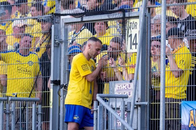 Soccer, Men, Season 2025 2026, Promotion match to 3 Liga second leg , Würzburger Kickers 1 FC Lok Leipzig 2 1 , Djamal Ziane Lok Leipzig with the fans, Disappointment after final whistle, 01 06 2026, Copyright: xMatthiasxKochx