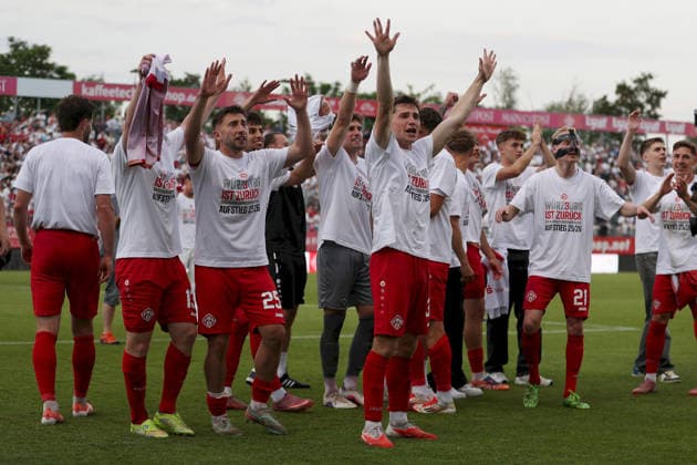 01 06 2026, Men, Soccer, Season 2025 2026, Relegation to the 3 League FC Wuerzburger Kickers 1 FC Lokomotive Leipzig Promotion party at Dallenberg, the players of FC Würzburger Kickers celebrate the promotion to the 3 League, Philipp Ochs 13, FC Würzburger Kickers , Dominik Meisel 25, FC Würzburger Kickers , Johann Hipper 1, FC Würzburger Kickers , Tim Kraus 31, FC Würzburger Kickers , Luke Hemmerich 21, FC Würzburger Kickers , Martin Thomann 14, FC Würzburger Kickers Wuerzburg FLYERALARM Arena Bayern Germany