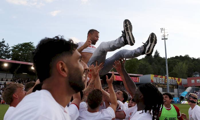 01 06 2026, xfsx, Herren, Fußball, Saison 2025 2026, Aufstiegsspiele zur 3 Liga, Play Offs FC Wuerzburger Kickers 1 FC Lokomtive Leipzig v li Trainer Michael Schiele FC Wuerzburger Kickers wird auf Haenden getragen Wuerzburg tectake ARENA Bayern Deutschland
