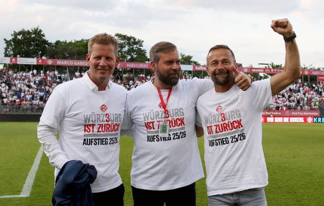 01 06 2026, xfsx, Herren, Fußball, Saison 2025 2026, Aufstiegsspiele zur 3 Liga, Play Offs FC Wuerzburger Kickers 1 FC Lokomtive Leipzig v li Vorstandsvorsitzender Andre Herber FC Wuerzburger Kickers , Anteilseigner, Aufsichtsratmitglied Dominik Moehler FC Wuerzburger Kickers , Trainer Michael Schiele FC Wuerzburger Kickers jubelt Wuerzburg tectake ARENA Bayern Deutschland