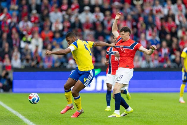 OSLO, NORWAY - JUNE 01: Jorgen Strand Larsen of Norway battle for the ball during the International Friendly, Länderspiel, Nationalmannschaft match between Norway and Sweden at Ullevaal Stadium on June 01, 2026 in Oslo, Norway. (Photo by Ane Frosaker Sports Press Photo) Copyright: xAnexFrosakerx xSPPx Sportspressphoto_SPR159574