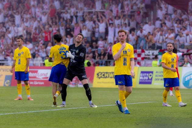 Würzburg, Germany 01 June 2026 Relegation 3 Liga 2025 2026 Second leg FC Würzburger Kickers vs 1 FC Lok Leipzig In the picture LOK players around Filip Kusic 1 FC , goalkeeper Andreas Naumann 1 FC and Lukas Wilton 1 FC unhappy after conceding the goal to 2 1 DFL DFB regulations prohibit any use of photographs as image sequences and or quasi video AKON Arena Bayern Copyright: xFotostandx xSchäferx