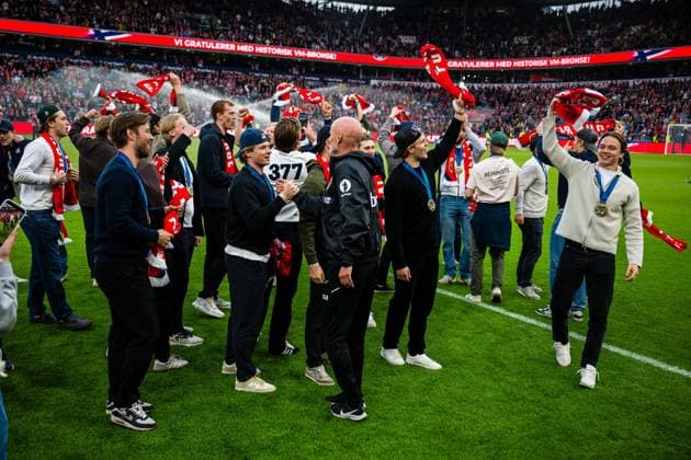260601 Head coach Stale Solbakken congratulates the players of the Norwegian national ice hockey team after their bronze medal in the IIHF Ice Hockey World Championship at half time of the international friendly football match between Norway and Sweden on June 1, 2026 in Oslo Photo Marius Simensen BILDBYRAN COP 238 JM0820 bbeng football fotball fotboll international friendly landskamp norge norway privatlandskamp soccer sverige sverige a sweden träningslandskamp  Copyright: MARIUSxSIMENSEN BB260601ZB008