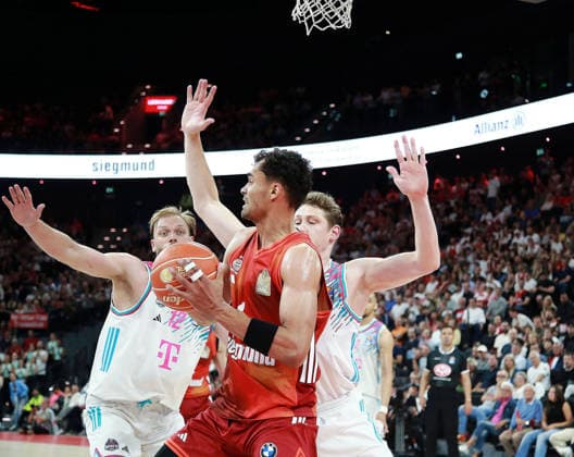 from left Melvin JOSTMANN Bonn , Oscar da SILVA Muenchen , Patrick HECKMANN Bonn , Mens Basketball Bundesliga, 2025 26, play off semi-final, second game, FC Bayern Muenchen Basketball vs Telekom Baskets Bonn, SAP Garden3, 01 06 26 Copyright: WolfgangxFehrmann