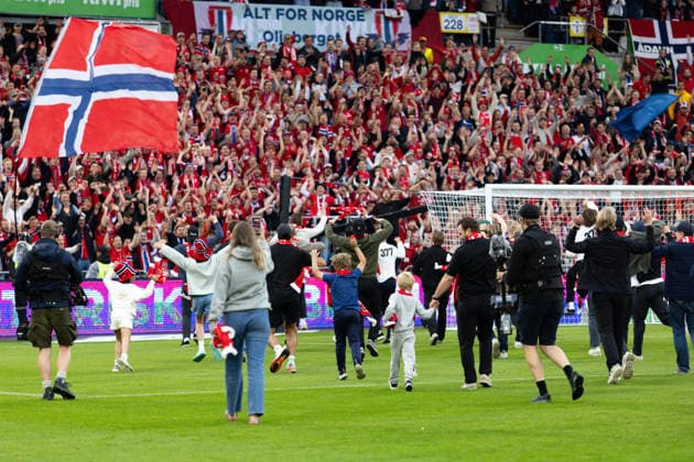 OSLO, NORWAY - JUNE 01: Players of the Norweigan national Ice hockey, Eishockey team celebrated after their bronze medal in IIHF Ice Hockey World Championship, WM, Weltmeisterschaft at half time of the International Friendly, Länderspiel, Nationalmannschaft match between Norway and Sweden at Ullevaal Stadium on June 01, 2026 in Oslo, Norway. (Photo by Ane Frosaker Sports Press Photo) Copyright: xAnexFrosakerx xSPPx Sportspressphoto_SPR159627