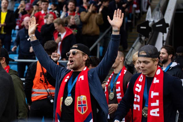 OSLO, NORWAY - JUNE 01: Players of the Norweigan national Ice hockey, Eishockey team celebrated after their bronze medal in IIHF Ice Hockey World Championship, WM, Weltmeisterschaft at half time of the International Friendly, Länderspiel, Nationalmannschaft match between Norway and Sweden at Ullevaal Stadium on June 01, 2026 in Oslo, Norway. (Photo by Ane Frosaker Sports Press Photo) Copyright: xAnexFrosakerx xSPPx Sportspressphoto_SPR159629