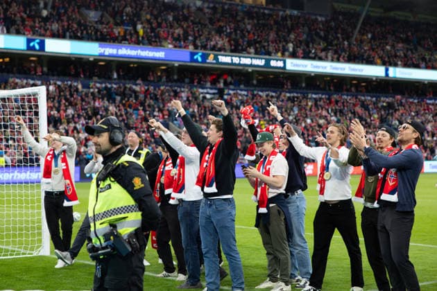 OSLO, NORWAY - JUNE 01: Players of the Norweigan national Ice hockey, Eishockey team celebrated after their bronze medal in IIHF Ice Hockey World Championship, WM, Weltmeisterschaft at half time of the International Friendly, Länderspiel, Nationalmannschaft match between Norway and Sweden at Ullevaal Stadium on June 01, 2026 in Oslo, Norway. (Photo by Ane Frosaker Sports Press Photo) Copyright: xAnexFrosakerx xSPPx Sportspressphoto_SPR159628