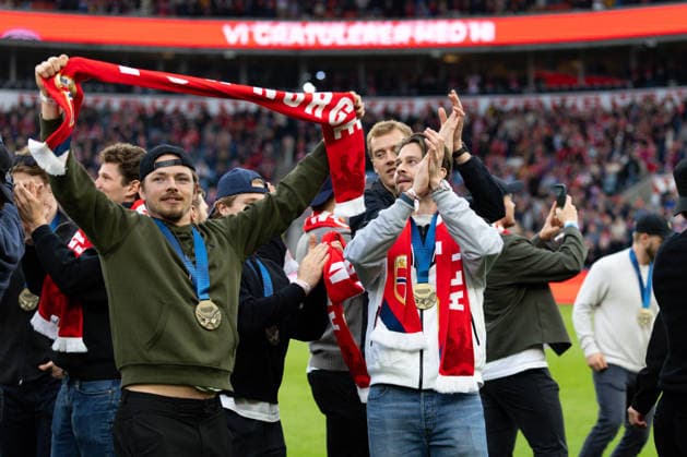 OSLO, NORWAY - JUNE 01: Players of the Norweigan national Ice hockey, Eishockey team celebrated after their bronze medal in IIHF Ice Hockey World Championship, WM, Weltmeisterschaft at half time of the International Friendly, Länderspiel, Nationalmannschaft match between Norway and Sweden at Ullevaal Stadium on June 01, 2026 in Oslo, Norway. (Photo by Ane Frosaker Sports Press Photo) Copyright: xAnexFrosakerx xSPPx Sportspressphoto_SPR159631
