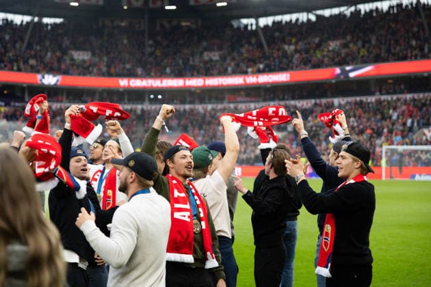 OSLO, NORWAY - JUNE 01: Players of the Norweigan national Ice hockey, Eishockey team celebrated after their bronze medal in IIHF Ice Hockey World Championship, WM, Weltmeisterschaft at half time of the International Friendly, Länderspiel, Nationalmannschaft match between Norway and Sweden at Ullevaal Stadium on June 01, 2026 in Oslo, Norway. (Photo by Ane Frosaker Sports Press Photo) Copyright: xAnexFrosakerx xSPPx Sportspressphoto_SPR159635
