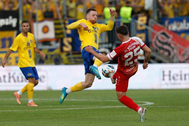f l n r Dorian Cevis Lokomotive Leipzig and Dominik Meisel Würzburger Kickers , in the second leg of the promotion match to the 3 Liga between FC Würzburger Kickers and 1 FC Lok Leipzig at the AKON Arena am Dallenberg, Würzburg, Germany, on June 1, 2026 DFB DFL REGULATIONS PROHIBIT ANY USE OF PHOTOGRAPHS AS IMAGE SEQUENCES AND OR QUASI VIDEO, Copyright: HMBxMedia xHeikoxBecker