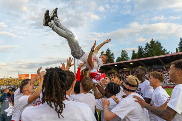 The players of FC Würzburger Kickers throw their coach Michael Schiele cheering in the air to honor his part in the successful promotion to the 3 league The classic celebration gesture shows the deep gratitude and respect of the team towards their coach, AKON Arena am Dallenberg, Würzburg, Germany, June 1, 2026 DFB DFL REGULATIONS PROHIBIT ANY USE OF PHOTOGRAPHS AS IMAGE SEQUENCES AND OR QUASI VIDEO, Copyright: HMBxMedia xHeikoxBecker