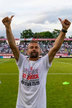 Coach Michael Schiele Würzburger Kickers thanks the fans, in the second leg of the promotion match to the 3 Liga between FC Würzburger Kickers and 1 FC Lok Leipzig at the AKON Arena am Dallenberg, Würzburg, Germany, on June 1, 2026 DFB DFL REGULATIONS PROHIBIT ANY USE OF PHOTOGRAPHS AS IMAGE SEQUENCES AND OR QUASI VIDEO, Copyright: HMBxMedia xHeikoxBecker