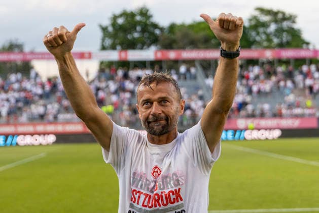 Coach Michael Schiele Würzburger Kickers thanks the fans, in the second leg of the promotion match to the 3 Liga between FC Würzburger Kickers and 1 FC Lok Leipzig at the AKON Arena am Dallenberg, Würzburg, Germany, on June 1, 2026 DFB DFL REGULATIONS PROHIBIT ANY USE OF PHOTOGRAPHS AS IMAGE SEQUENCES AND OR QUASI VIDEO, Copyright: HMBxMedia xHeikoxBecker