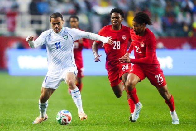 June 1, 2026, Edmonton, Ab, CANADA: Canada s Nathan Saliba (25) attacks Uzbekistan s Oston Urunov (11) during second half World Cup Friendly soccer action in Edmonton on Monday, June 1, 2026. Canada News - June 1, 2026  - ZUMAc35_ 20260601_zaf_c35_095 Copyright: xCodiexMclachlanx
