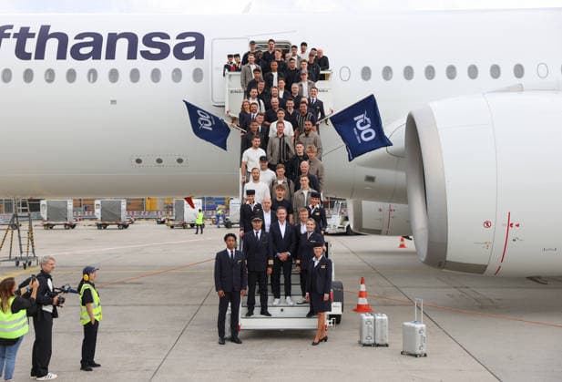 02 06 2026, Football DFB national team, Departure of the German national football team from Frankfurt Airport with Lufthansa plane LH 434 to the 2026 World Cup in the USA to Chicago, v l , Team photo in front of the plane DFL DFB REGULATIONS PROHIBIT ANY USE OF PHOTOGRAPHS AS IMAGE SEQUENCES AND OR QUASI VIDEO xdcx Copyright: HMBxMedia Claus
