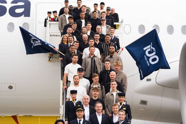 02 06 2026, Sport, Frankfurt am Main, Departure of the national soccer team at Frankfurt Airport Team photo on the escalator of the plane Copyright: xJamesxZabelx