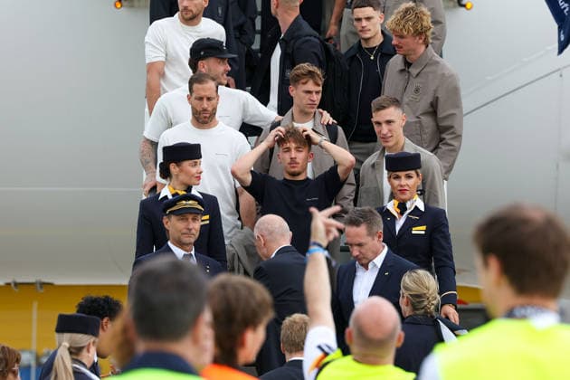 FRANKFURT AM MAIN, GERMANY 02 June 2026 The German mens national team at the official departure to North America at Frankfurt Airport before the start of the 2026 FIFA World Cup The German Football Association DFB and Lufthansa bid farewell to the team on their way to the worlds biggest soccer tournament from left, goalkeeper Oliver Baumann Germany , Joshua Kimmich Germany , Nick Woltemade Germany , Nico Schlotterbeck Germany and Lennart Karl Germany gets his hair done Copyright: JoaquimxFerreira