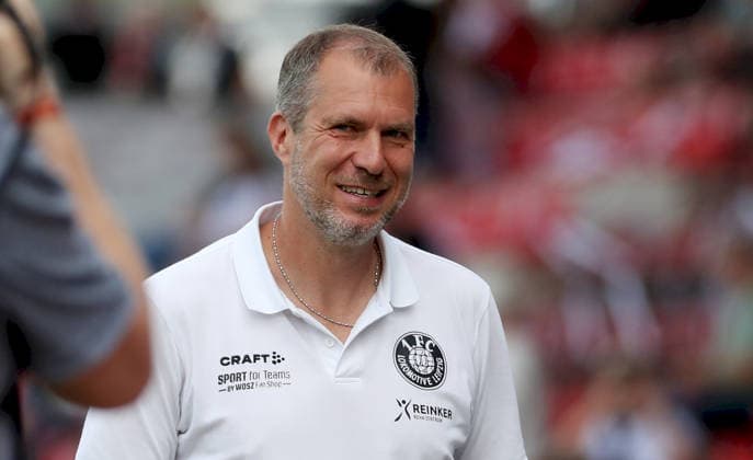 01 06 2026, xfsx, men, football, season 2025 2026, promotion games to the 3 league, play offs FC Wuerzburger Kickers 1 FC Lokomtive Leipzig v li coach Jochen Seitz 1 FC Lokomotive Leipzig laughing, smiling, joy, single picture Wuerzburg tectake ARENA Bayern Germany