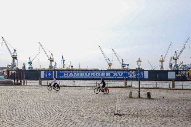 HSV celebrates over 150000 members with an oversized HSV scarf at Dock 11 in Hamburg harbor Germany , Hamburg , harbor , fish market , football , 1 Bundesliga , Hamburger SV HSV