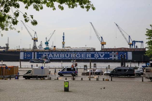 HSV celebrates over 150000 members with an oversized HSV scarf at Dock 11 in Hamburg harbor Cars Police Germany , Hamburg , Harbor , Fish Market , Football , 1 Bundesliga , Hamburger SV HSV