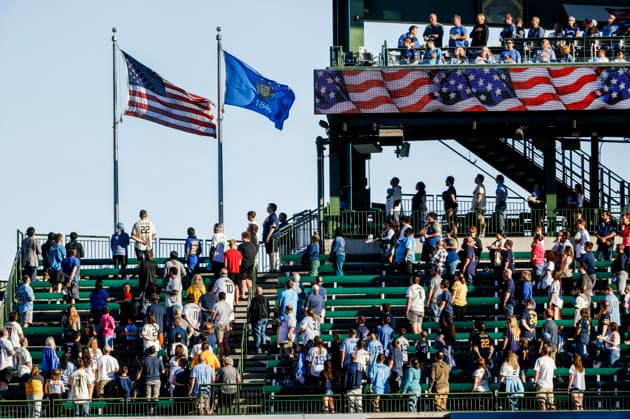 Fans stand and face the American flag during the singing of the National Anthem before the start of the MLB, Baseball Herren, USA game between the San Francisco Giants and the Milwaukee Brewers at American Family Field in Milwaukee, Wisconsin on Tuesday, June 2, 2026.  MIL20260602801 TANNENxMAURY